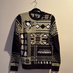 Rare! Women’s Penguins Sweater Size Small